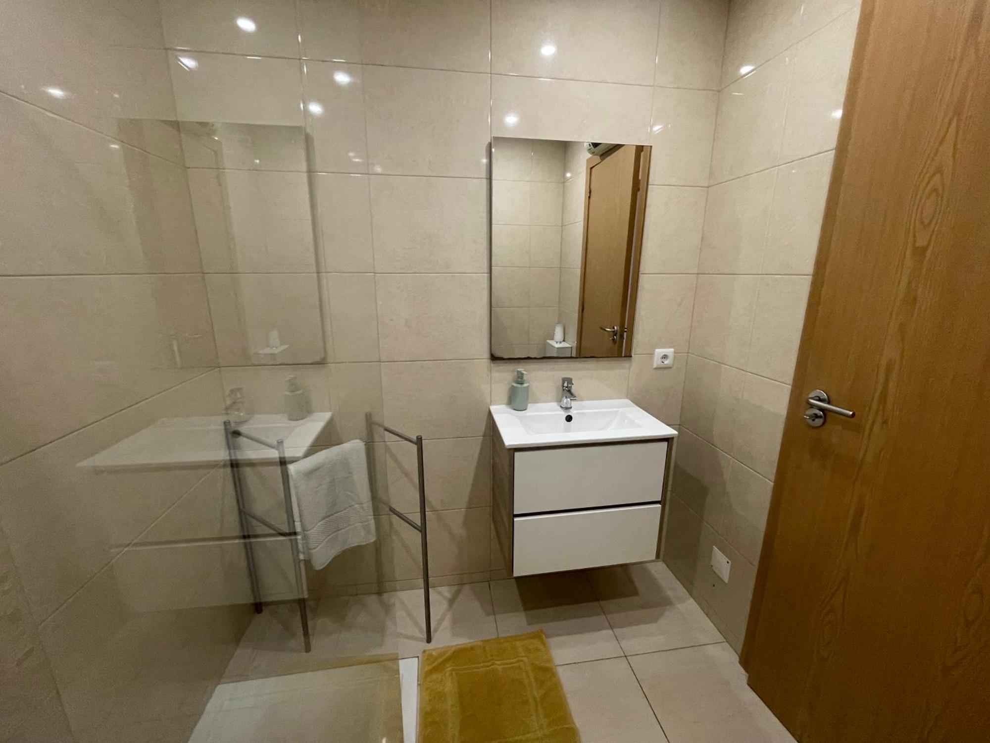 Pretty Flat With Terrace, Air Cond, Free Parking, By With Lda Oporto